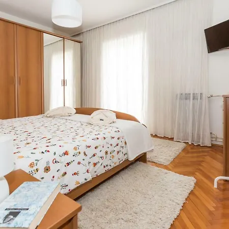 Spacious Near The Old Town