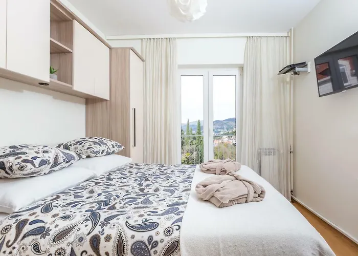 Spacious Near The Old Town 아파트 *