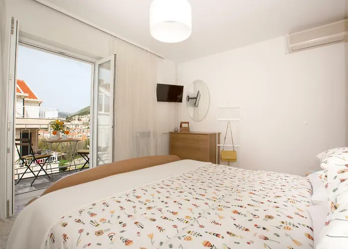 Spacious Near The Old Town Apartmán