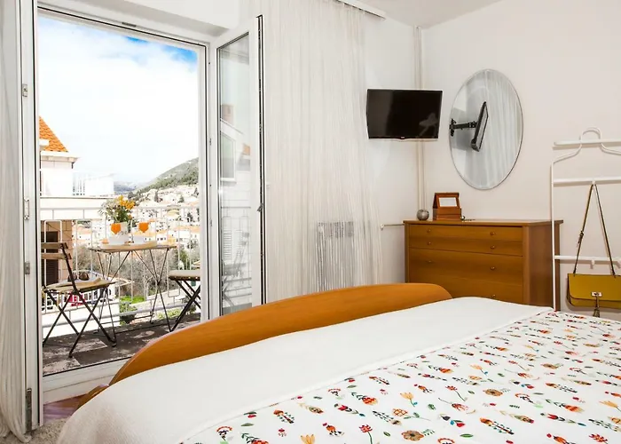 Spacious Near The Old Town 아파트