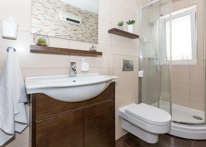 Spacious Near The Old Town 아파트 *