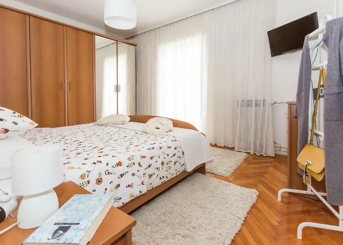 Spacious Near The Old Town